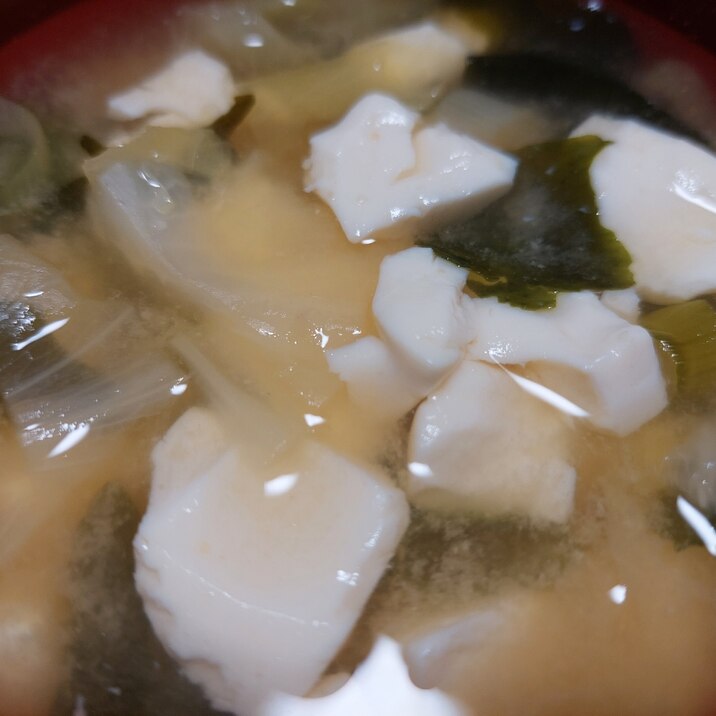 豆腐とキャベツとワカメの味噌汁